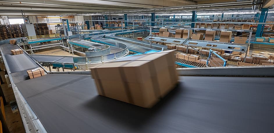 Ein Paket auf einem Förberband als Symbol für Aktionspakete