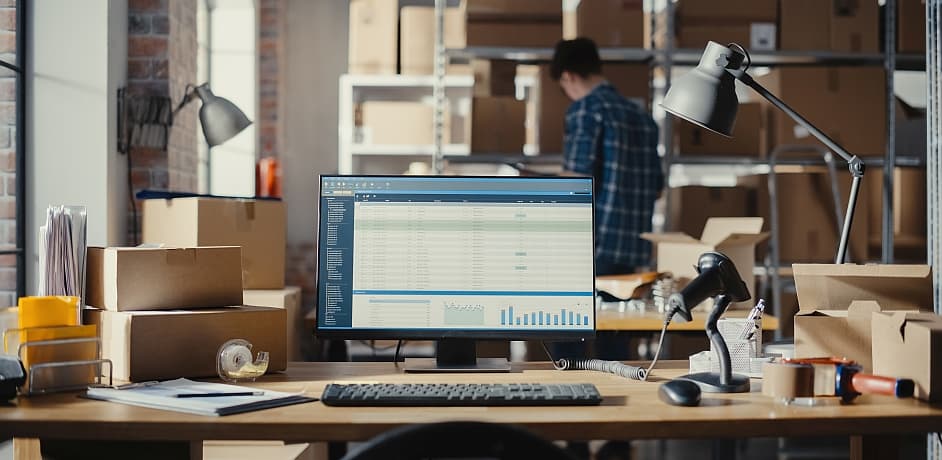 Ein Computer in einem Lager auf dem Display ist eine Tabelle