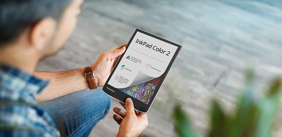 Ein Mann liest auf einem E-Reader von PocketBook