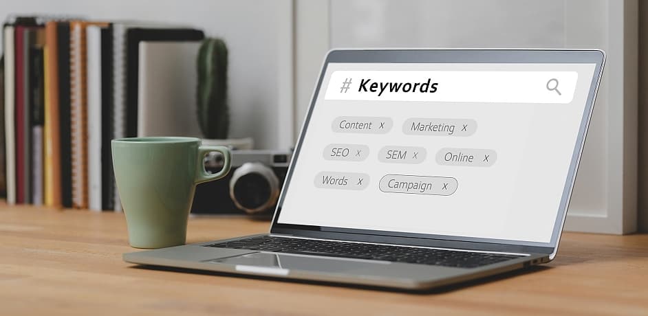 Ein offener Laptop mit Keyword-Suche auf dem Screen