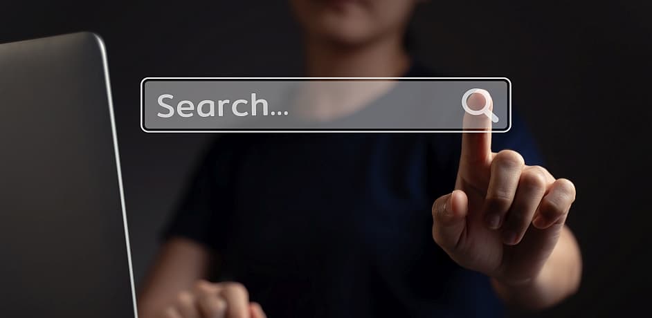 Symbolbild einer virtuellen Sucheingabe als Projektion