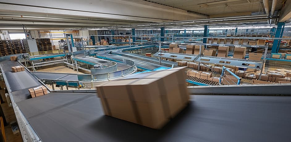 Bestellanstalt IBU Logistikzentrum Paket auf einem Förderband in einem Logistikzentrum